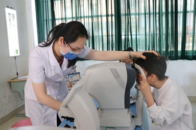 筑牢眼健康“防护墙”,泰州四院“全国爱眼日”视力防控公益活动走进校园