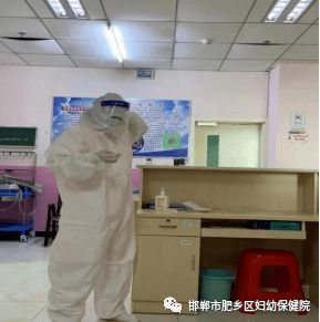 肥乡区妇幼保健院 组织学习规范核酸采集和防护用品使用知识培训